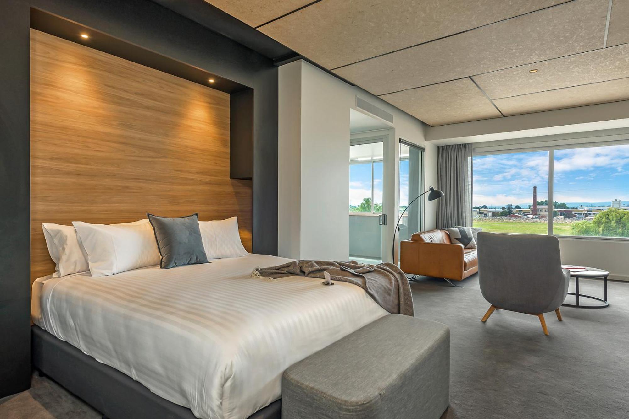 Peppers Silo Otel Launceston Oda fotoğraf A bedroom at the hotel