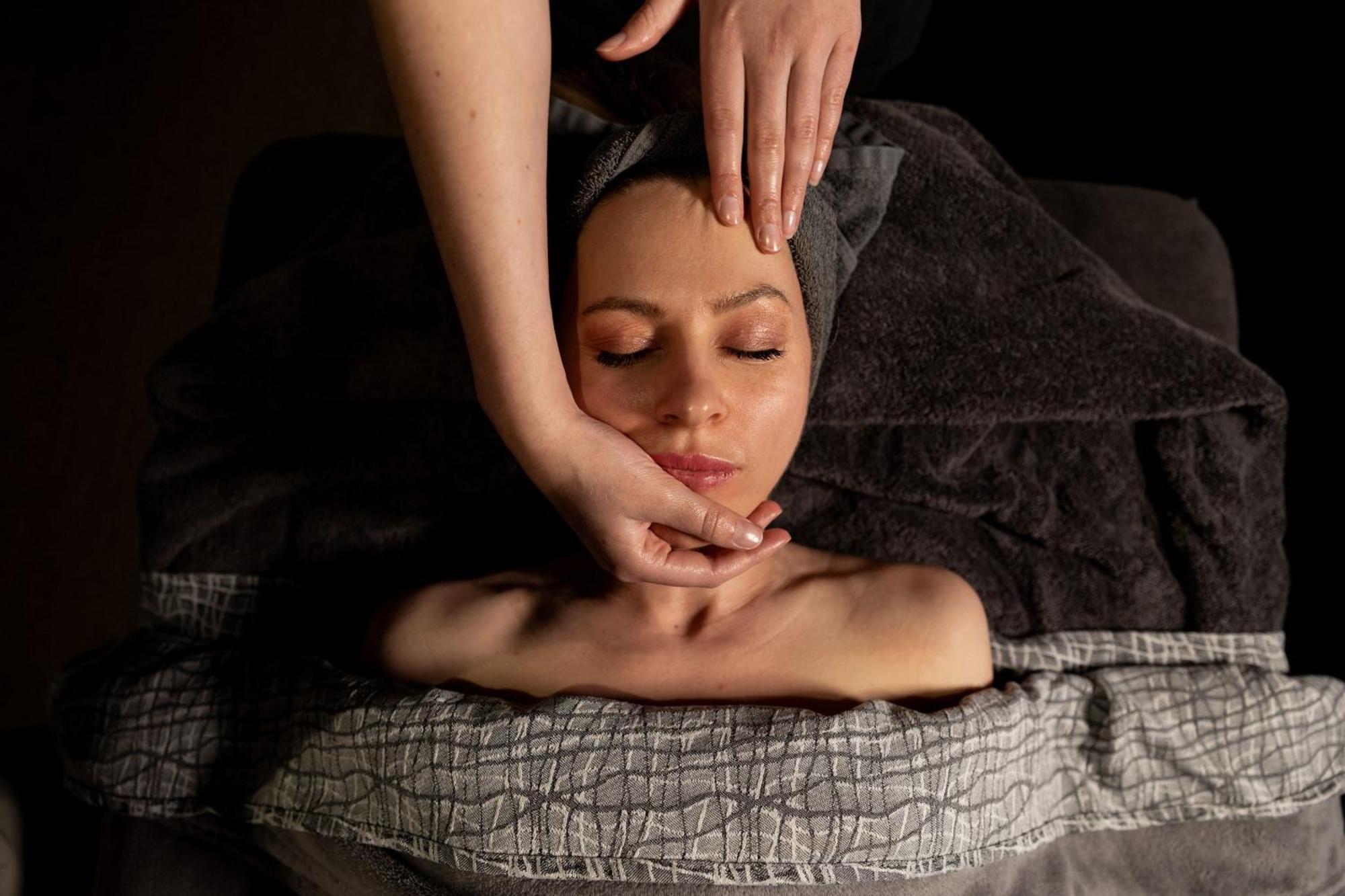 Peppers Silo Otel Launceston Dış mekan fotoğraf A woman receiving a facial massage