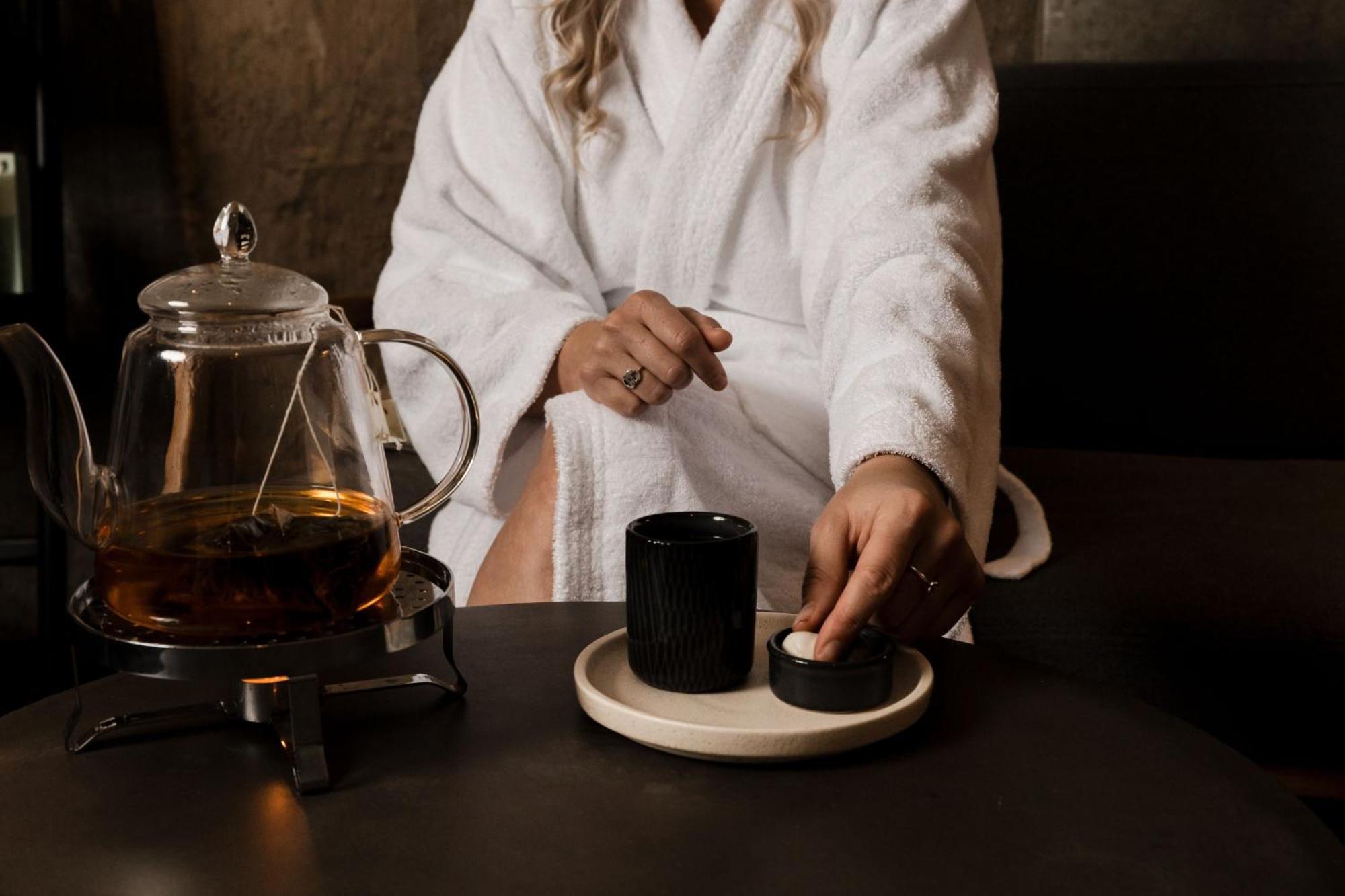 Peppers Silo Otel Launceston Dış mekan fotoğraf A woman wearing a bathrobe