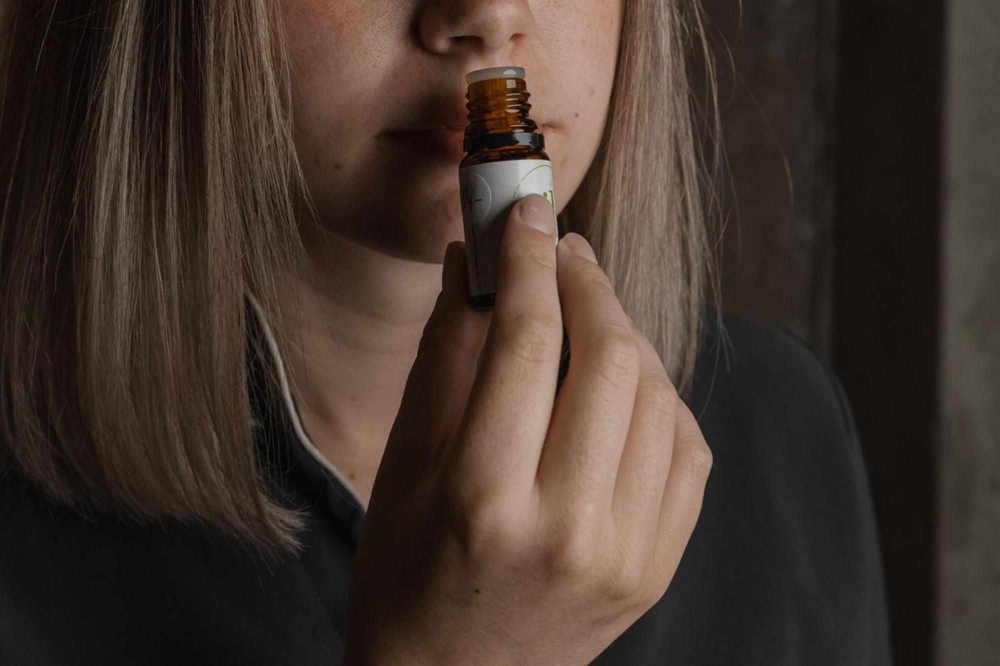 Peppers Silo Otel Launceston Dış mekan fotoğraf A woman smelling a bottle of essential oil