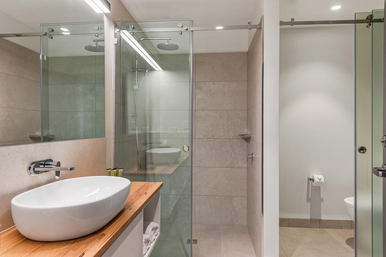 Peppers Silo Otel Launceston Dış mekan fotoğraf A shower with a sliding door