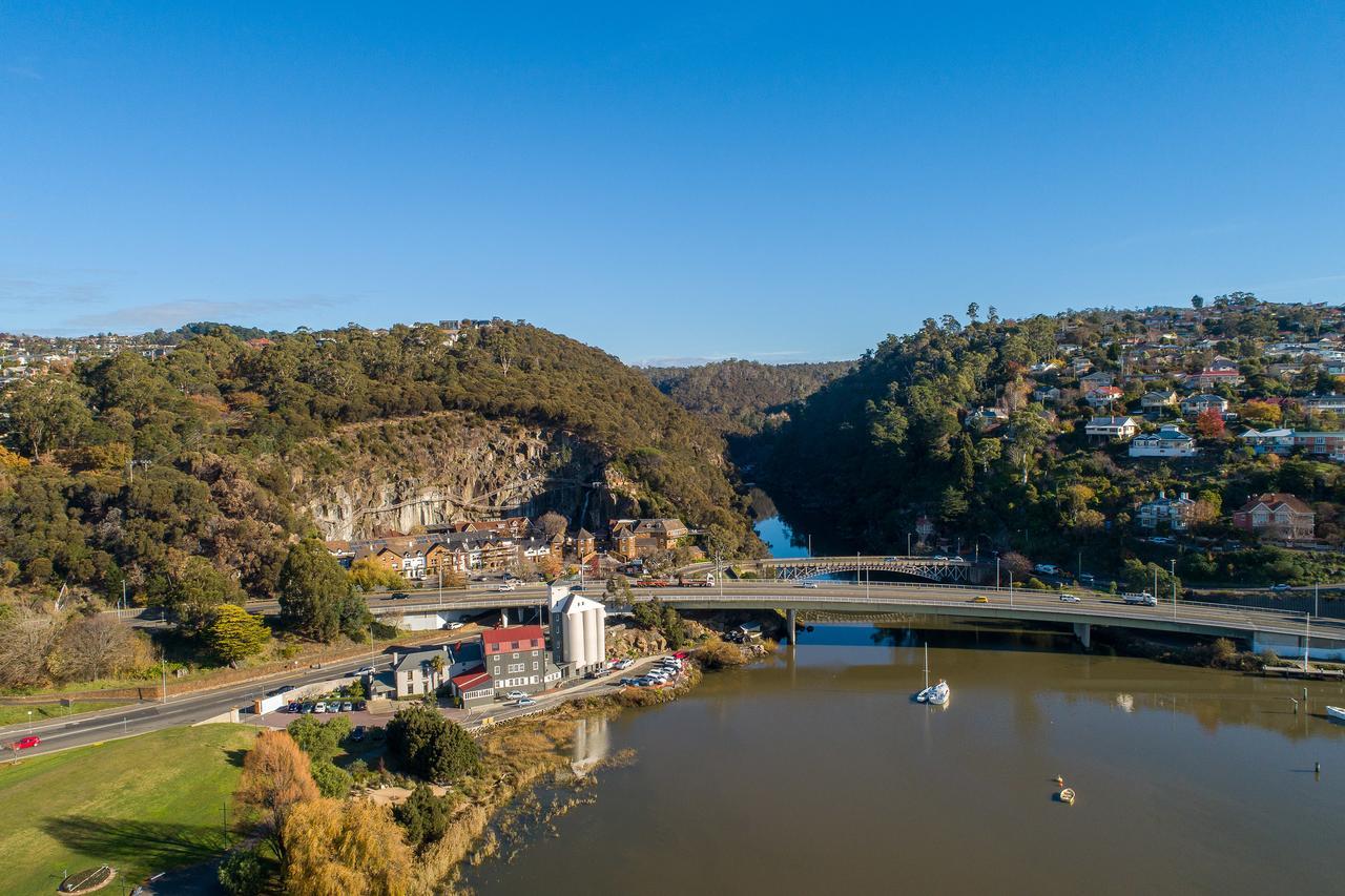 Peppers Silo Otel Launceston Dış mekan fotoğraf Aerial view of the town