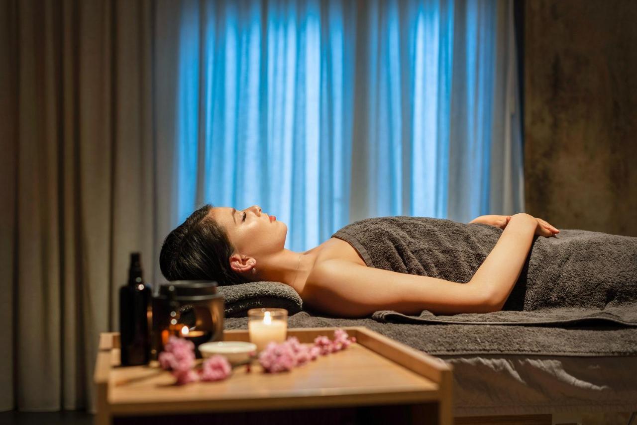 Peppers Silo Otel Launceston Dış mekan fotoğraf A woman relaxing at a spa