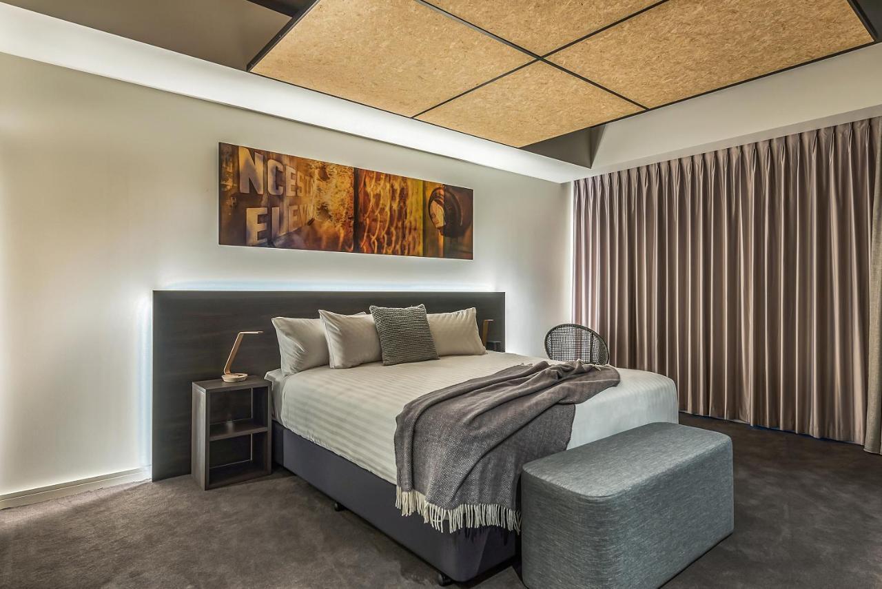 Peppers Silo Otel Launceston Oda fotoğraf A bedroom with a bed and a stool