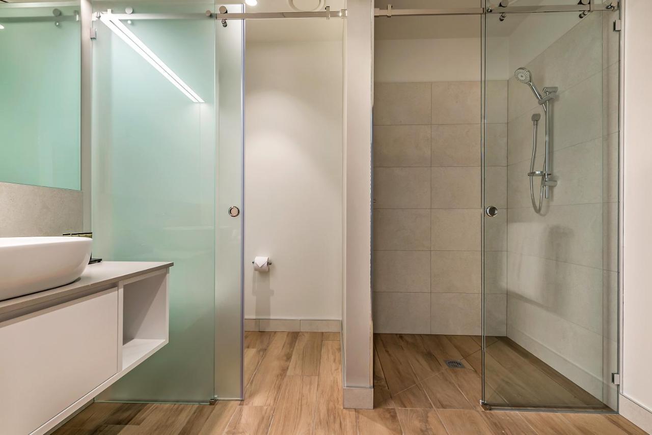Peppers Silo Otel Launceston Oda fotoğraf A shower door